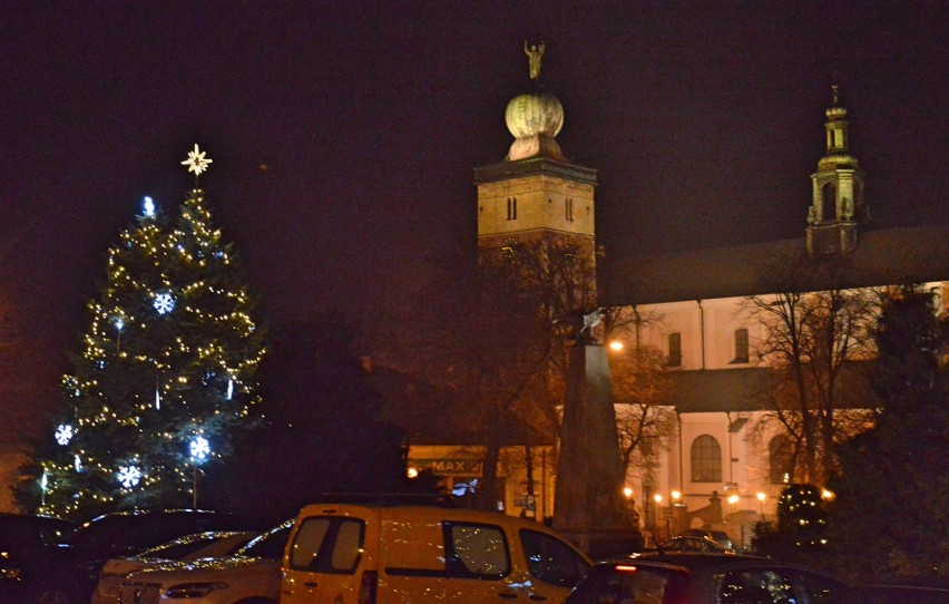 Miechów już wystrojony na Boże Narodzenie [ZDJĘCIA]