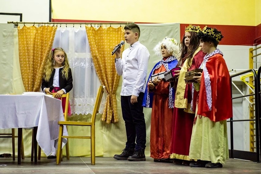 Jubileuszowe kolędowanie w Gorzkowie. Szkoła pękała w szwach [ZDJĘCIA]