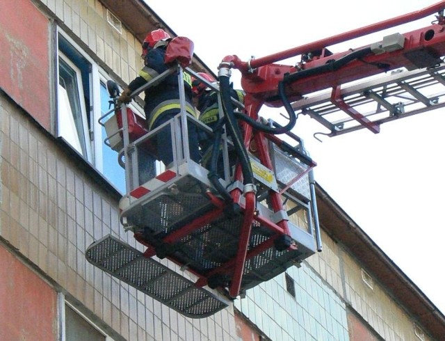 W mieszkaniu na czwartym piętrze miała przebywać kobieta, chcąca odebrać sobie życie.