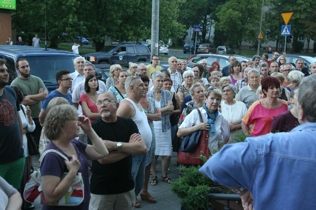 Wtorkowe (21 lipca) spotkanie jednoczące przeciwników budowy marketu zgromadziło ponad 200 mieszkańców osiedla. Podpisaną na nim petycję przekazano władzom miasta.