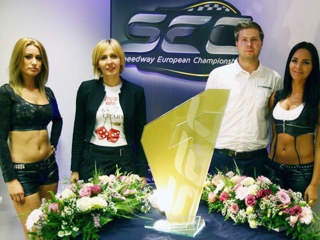 Organizatorzy IV rundy IME Marta Półtorak (druga z lewej, Speedway Stal Rzeszów) i Karol Lejman (drugi z prawej, firma One Sport) podczas czwartkowej konferencji prasowej opowiadali o zaplanowanej na 29 września w Rzeszowie wielkiej imprezie.