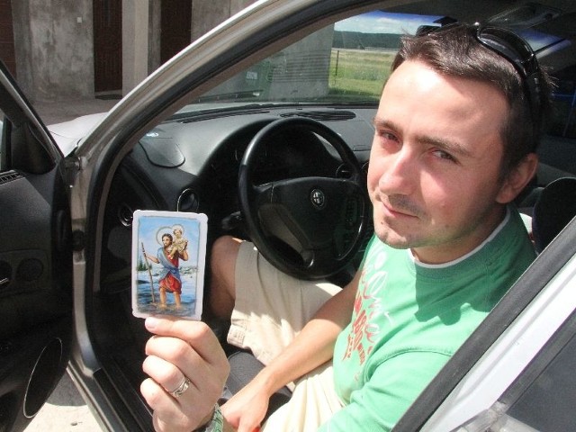 Rafał Dobrowolski ma w samochodzie obrazek Świętego Krzysztofa.