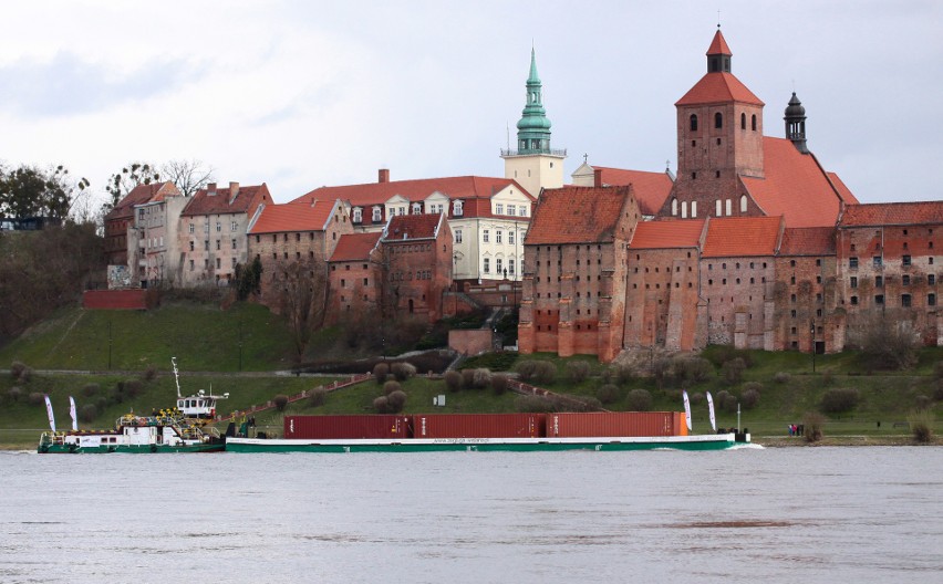 Barka płynie Wisłą z Gdańska do Chełmna. To pierwszy...