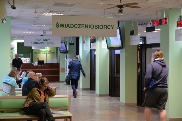 Emerytury stażowe w Polsce mają zmienić dla wszystkich chętnych czas przechodzenia na emeryturę. Do Sejmu trafiły dwa projekty ustaw - pierwszy autorstwa "Solidarności", a drugi prezydenta Andrzeja Dudy. Jakie propozycje zawierają? Oto szczegóły!WIĘCEJ NA KOLEJNYCH STRONACH>>>