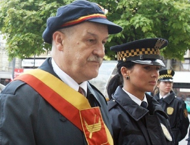 19 sierpnia 2004 prezydent Łodzi Jerzy Kropiwnicki wprowadził czapki z herbem miasta i szarfy w barwach Łodzi (złotej i czerwonej) jako element stroju urzędników miejskich podczas oficjalnych uroczystości.