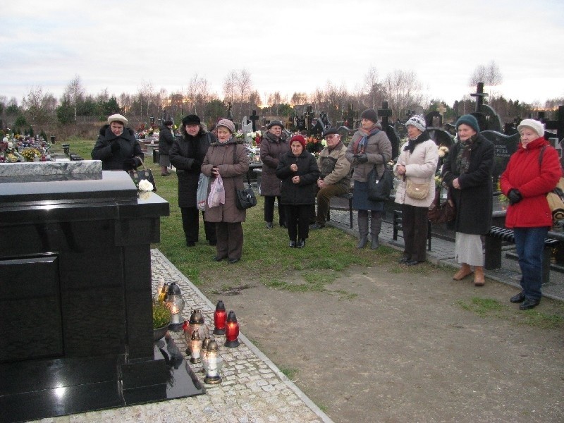 Przy grobie ks. Stanisława Szulca spotkało się kilkadziesiąt...