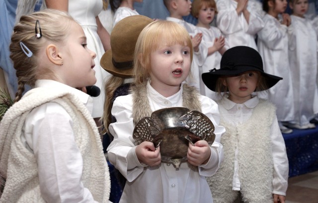 W holu Niepublicznego Przedszkola "Tom Bombadil" na osiedlu Rządz w Grudziądzu dzieci wystąpiły w jasełkach przygotowanych z opiekunkami dla rodziców, którzy mieli okazję zobaczyć co potrafią ich pociechy.Wideo: Pogoda na dzień (23.12.2016)  | KUJAWSKO-POMORSKIEźródło: TVN Meteo Active/x-news