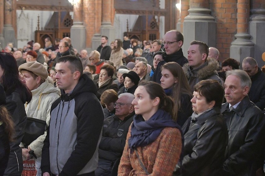 W wielkanocny poranek abp Edward Ozorowski przewodniczył...