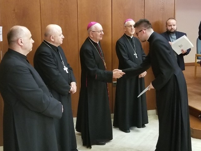 Abp Stanisław Budzik wraz z biskupami pomocniczymi wręczyli dekrety proboszczom i wikariuszom