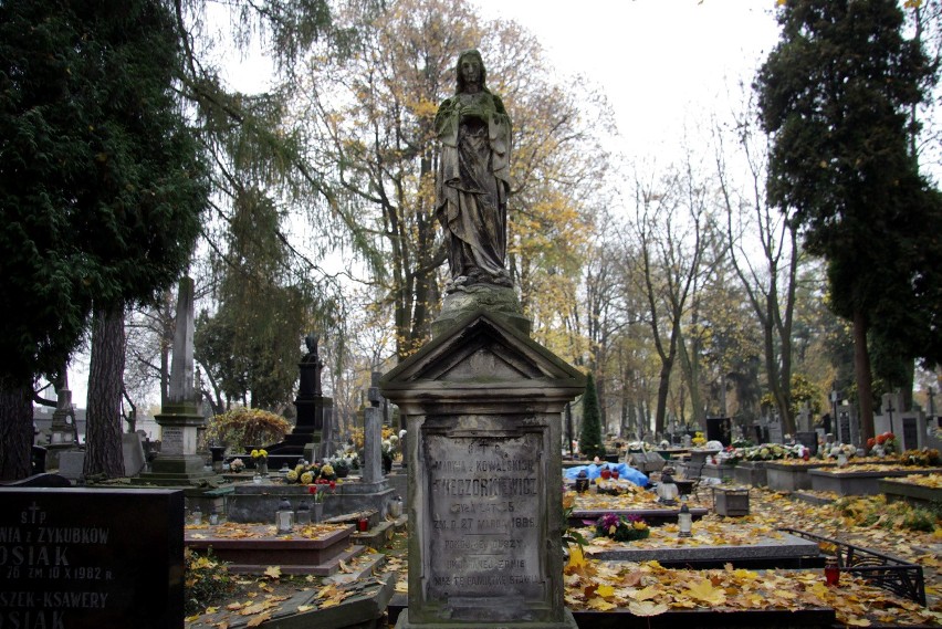 Niszczejący nagrobek na cmentarzu przy ul. Lipowej