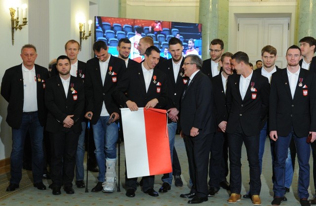 Drużyna narodowa w piłce ręcznej mężczyzn z prezydentem Polski Bronisławem Komorowskim.