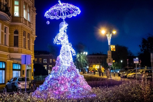 Bydgoszcz pod osłoną nocy wygląda zachwycająco. Szczególnie w okresie Świąt Bożego Narodzenia, kiedy iluminacje w centrum miasta prezentują się bardzo efektownie.FLESZ - Koniec sztucznych ogni na sylwestraźródło: TVN/x-news