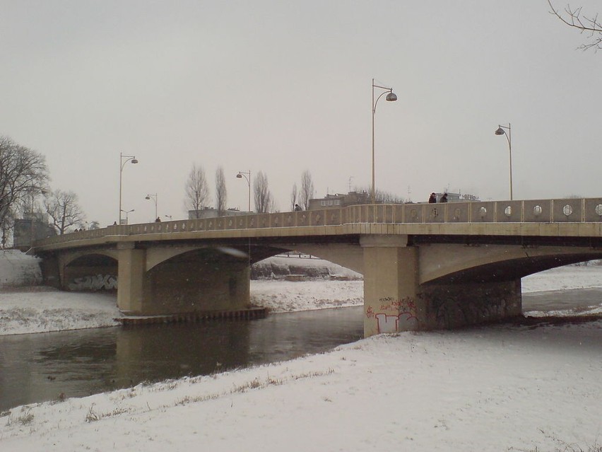To drogowy most nad rzeką Odrą w centrum Raciborza. Został...