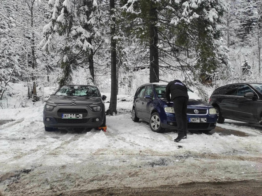 Źle zaparkowane samochody w Kuźnicach w Zakopanem