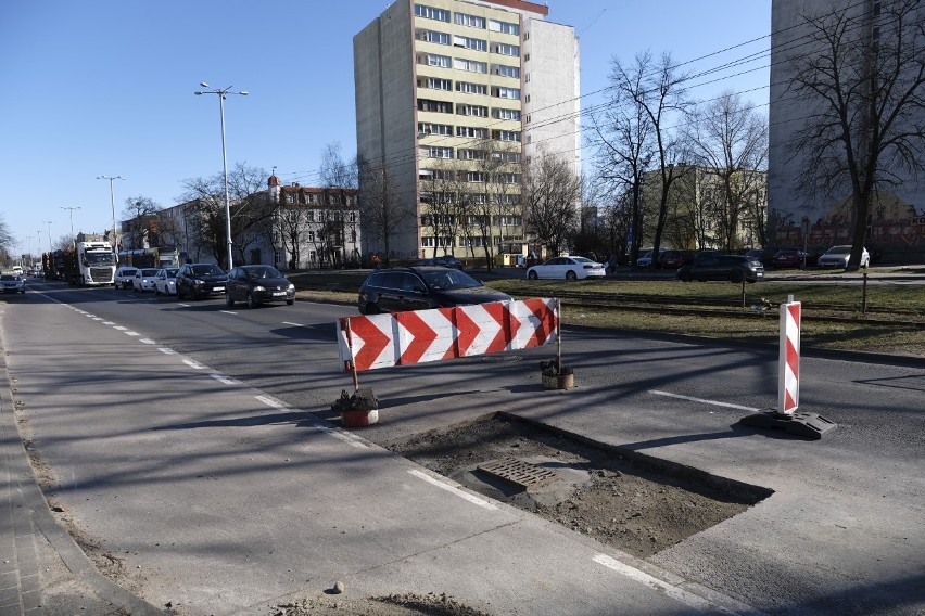 Zapadnięte studzienki kanalizacyjne przy Kościuszki i...