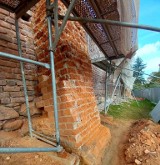 Renowacja murów w Byczynie. Jedną ze ścian trzeba zbudować od nowa z cegły gotyckiej