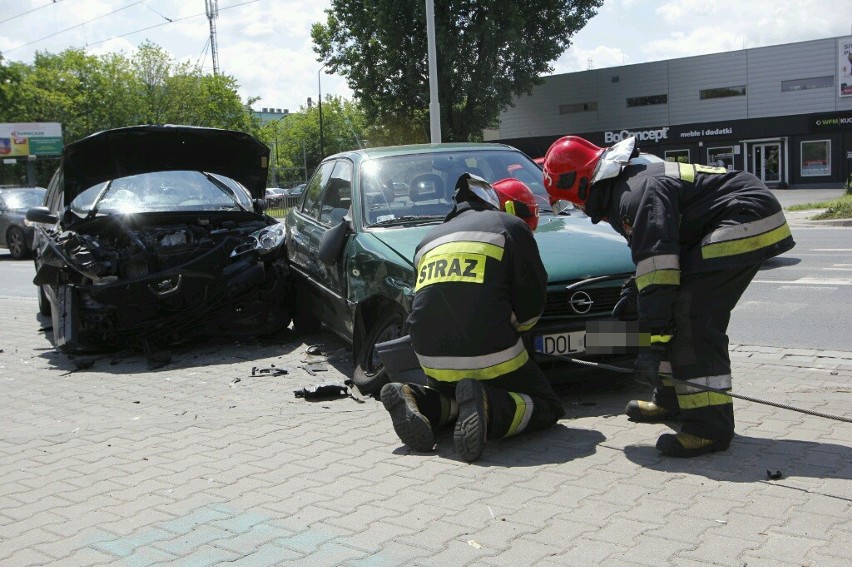 Wypadek na Krakowskiej. Zderzenie trzech aut. Ulica zablokowana (ZDJĘCIA)