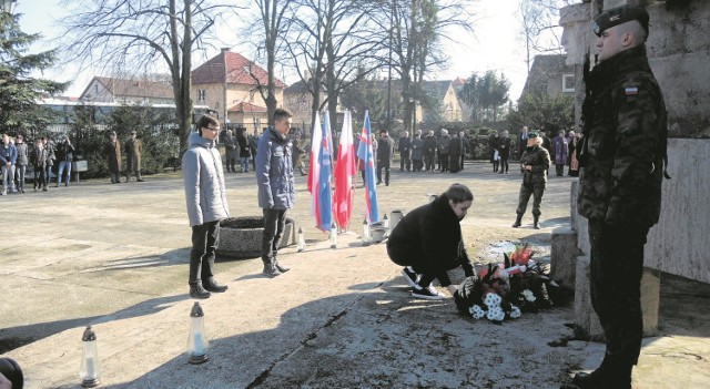 W piątkowych uroczystościach na cmentarzu wojennym wzięła udział stargardzka młodzież. Zostały złożone kwiaty, zapalono znicze