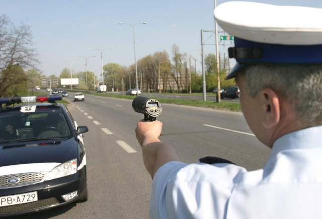 Przez pierwsze trzy miesiące epidemii koronawirusa w Polsce policjanci odebrali prawie 17 tysięcy praw jazdy. To blisko o 40% więcej niż w analogicznym okresie roku poprzedniego. Co było tego powodem? Głównie mniejszy ruch, który zachęcał do szybszej jazdy. Eksperci rankomat.pl przygotowali analizę. Gdzie najwięcej kierowców straciło prawo jazdy, a gdzie najmniej? Zobaczcie zestawienie na kolejnych stronach --->