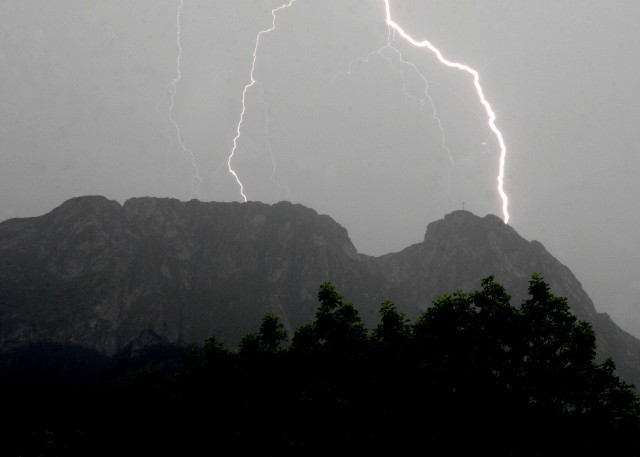 Piorun uderzający w Giewont