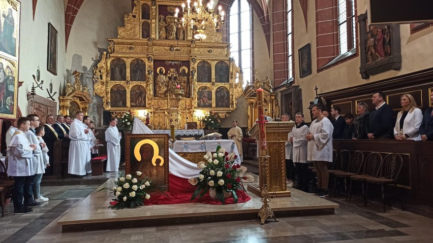 Obchody Konstytucji 3 Maja w Szydłowcu. Była msza i uroczystości przed pomnikiem Kościuszki