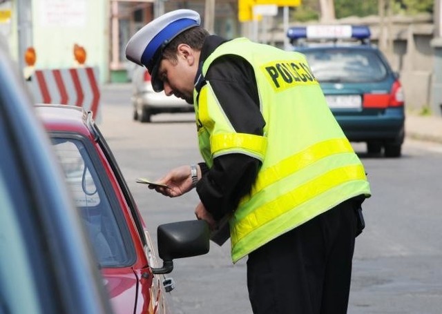 Policja ukarała mandatem kierowcę, który na osiedlu TBS w Białymstoku przestawił żonie auto. Myślała, że ktoś je ukradł.