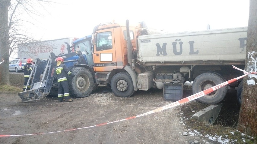 W Chlewicach zderzyły się traktor i ciężarówka