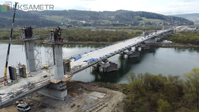 Aktualnie w Kurowie prowadzone są  prace związane ze wznoszeniem pylon&oacute;w, czyli podp&oacute;r wiszącego mostu
