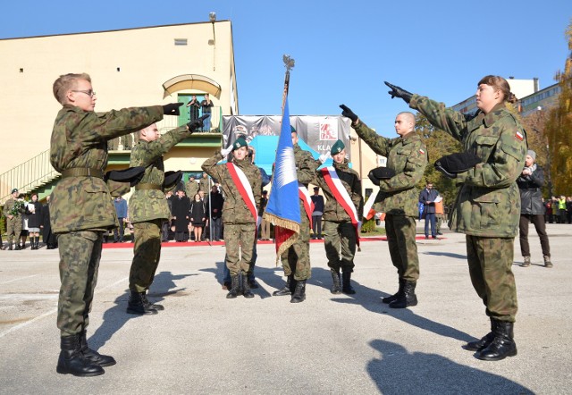 W obchodach rocznicowych chętnie udział biorą przede wszystkim uczniowie klas mundurowych 