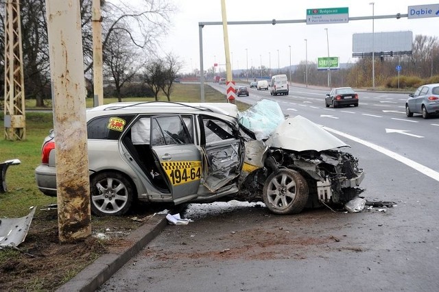 Wypadek na Basenie Górniczym. Toyota uderzyła w słup.