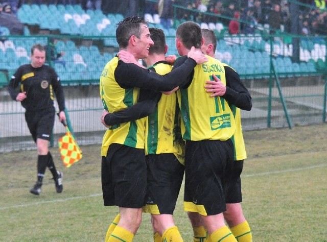 Daniel Koczon (z lewej) rozegrał w Radomiu kapitalne spotkanie strzelając gola i asystując przy dwóch innych.
