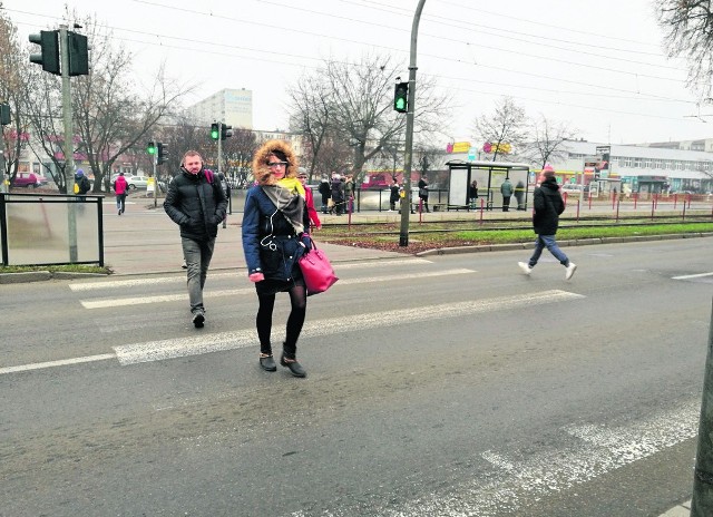 Przejście przez ulicę Kościuszki. Czytelnicy sygnalizują, że zielone światło dla pieszych świeci się zbyt krótko