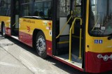 Pasażerka miejskiego autobusu upadła podczas hamowania. Miała obrażenia głowy i kręgosłupa. Sąd uznał, że sama jest sobie winna