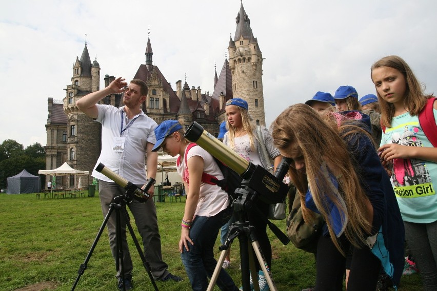 Przez specjalne teleskopy uczestnicy festiwalu mogli oglądać...