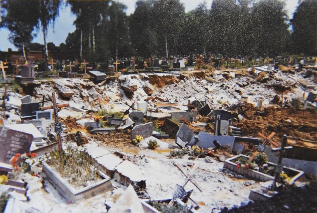 Po ulewnych deszczach w jarze przy cmentarzu komunalnym utworzyło się rozlewisko, do którego spływała woda. Tam też runęła ziemia i szczątki z osuniętej skarpy. 1997r.