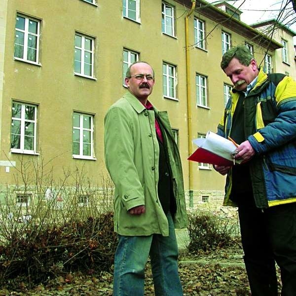 - Z zewnątrz to nadal stary koszarowiec, ale w środku jest całkowicie przystosowany do potrzeb naszych wychowanków - mówi dyrektor Jacek Tyczka (z lewej). Prace nadzorował Wiesław Ziemiński.