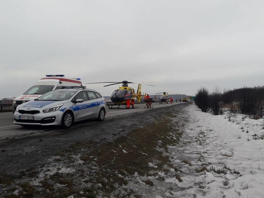 Wypadek na DK 1 koło Radomska. Ciężarówka zderzyła się z busem. Ranni [ZDJĘCIA]