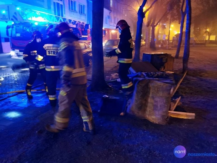 Pożar mieszkania we Włocławku. Strażacy wynieśli nieprzytomną kobietę [zdjęcia]