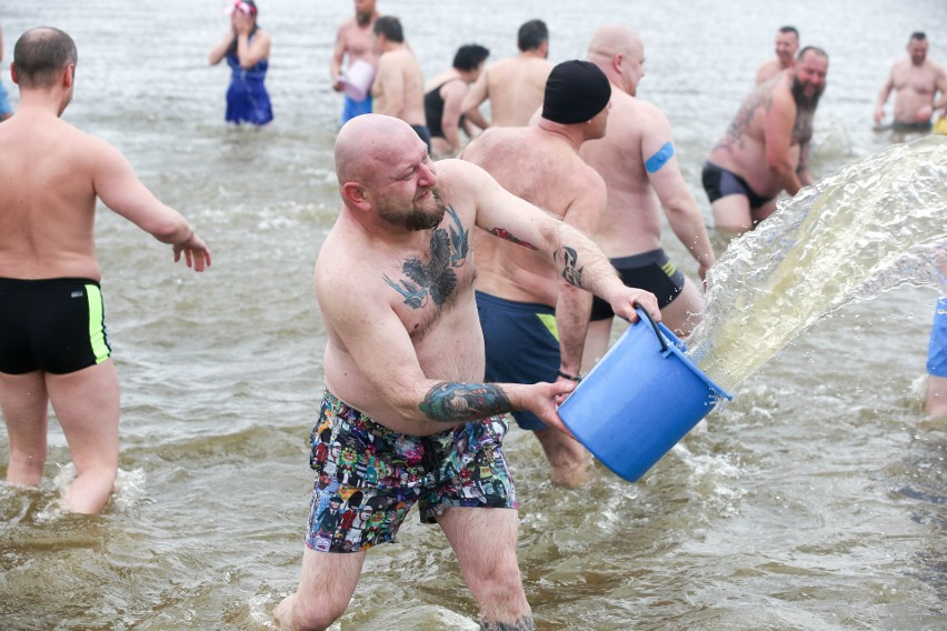 Lany poniedziałek lubelskich morsów. Zobacz zdjęcia z kąpieli w Zalewie Zemborzyckim
