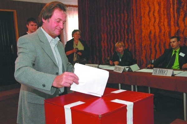 Ostatnie wybory do europarlamentu nie przyniosły żadnych niespodzianek. Powiat bielski pod tym względem nie zaskoczył oryginalnością. Jak zachodnie gminy głosowały na ugrupowania prawicowe, tak i dalej głosowały.