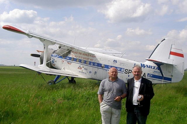Na tym Antku Waldemar Miszkurka (z lewej) obleciał świat dookoła. Obok drugi pilot Andrzej Szamański, który z ważnego powodu przerwał lot i wrócił do kraju.