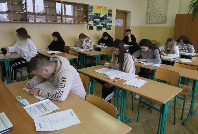 Uczniowie Liceum Ogólnokształcącego imienia Armii Krajowej w Białobrzegach mierzyli się w środę z językiem polskim. Tu młodzież z klasy 3B.