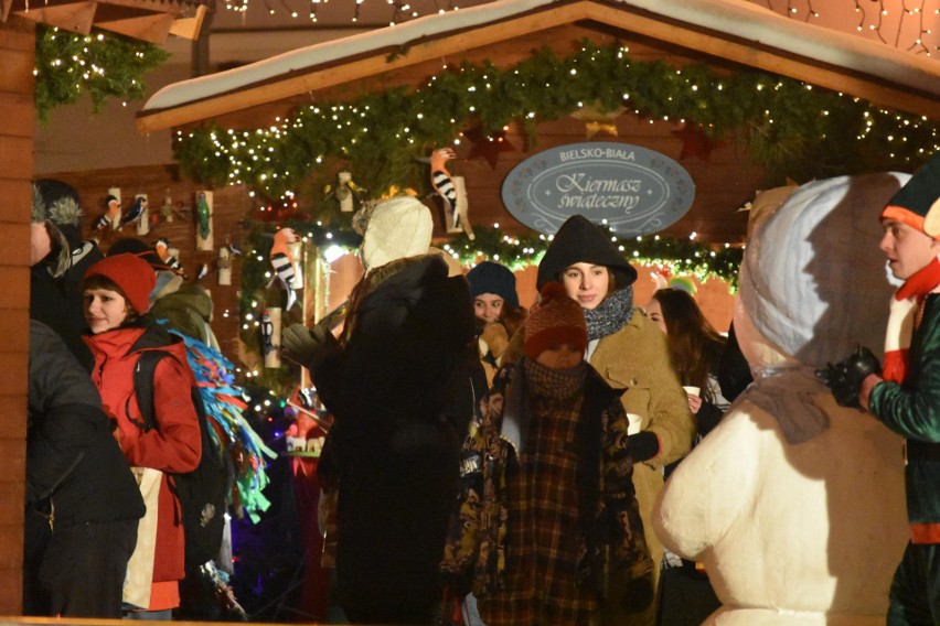 Scena jarmarku świątecznego na Rynku w Bielsku-Białej. Film...