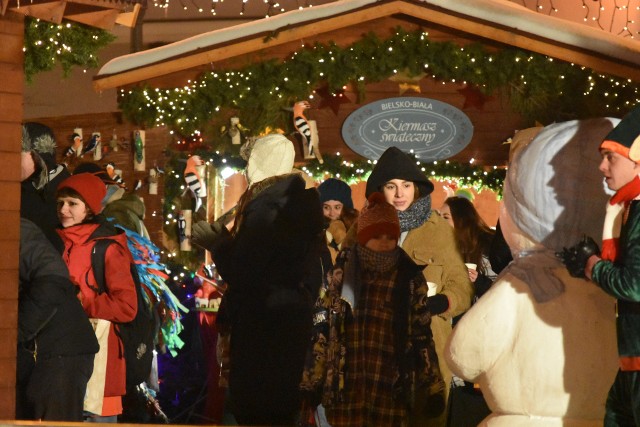 Scena jarmarku świątecznego na Rynku w Bielsku-Białej. Film pt. „Uwierz w Mikołaja” już w październiku 2022 roku będzie można zobaczyć w kinach. Zobacz kolejne zdjęcia. Przesuwaj zdjęcia w prawo - naciśnij strzałkę lub przycisk NASTĘPNE