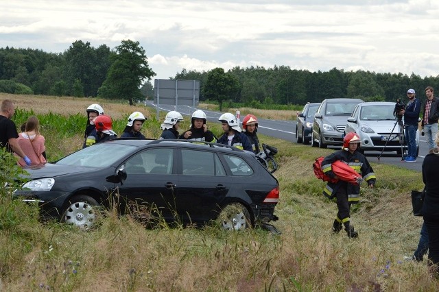 Wypadek w Wincentowie koło Bełchatowa. Nie żyje dziecko. Siedem osób rannych