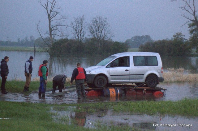 Akcja ratowania samochodów odciętych przez wodę przy ujściu Jezierzycy do Odry