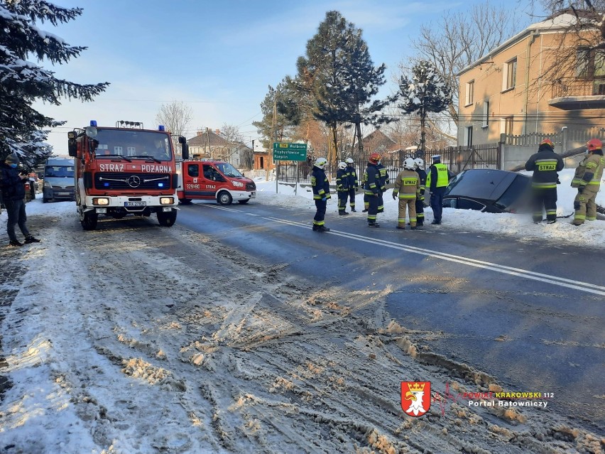 Wypadek w Cianowicach. Zablokowana droga wojewódzka 794, jedna osoba poszkodowana