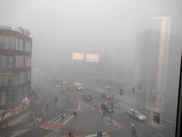 Gęsta mgła w centrum Kielc utrzymuje się od wczesnych godzin porannych w środę, 4 stycznia.