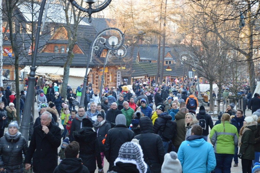 Zakopane. Tłumy turystów na Krupówkach. A wśród nich Mikołaj [ZDJĘCIA]