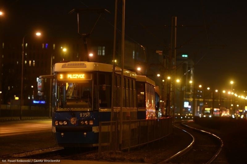 Wrocław: Pod tramwajem 33 Plus pękła szyna. Kursowały autobusy zastępcze (ZDJĘCIA)